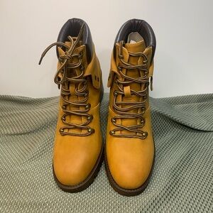 Maurice’s lug sole tan work boot style